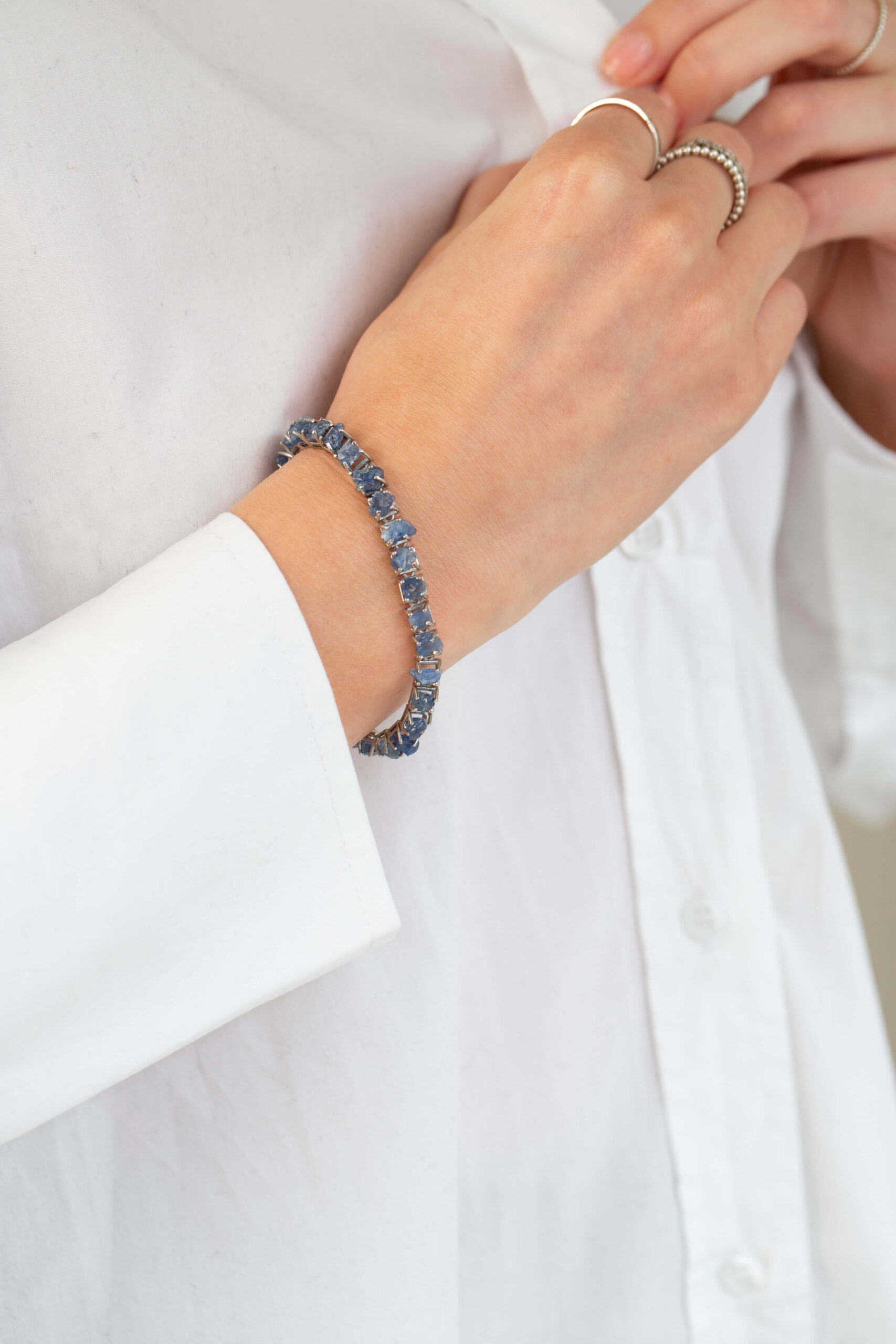 Blue sapphire bracelet in white gold - Image 3