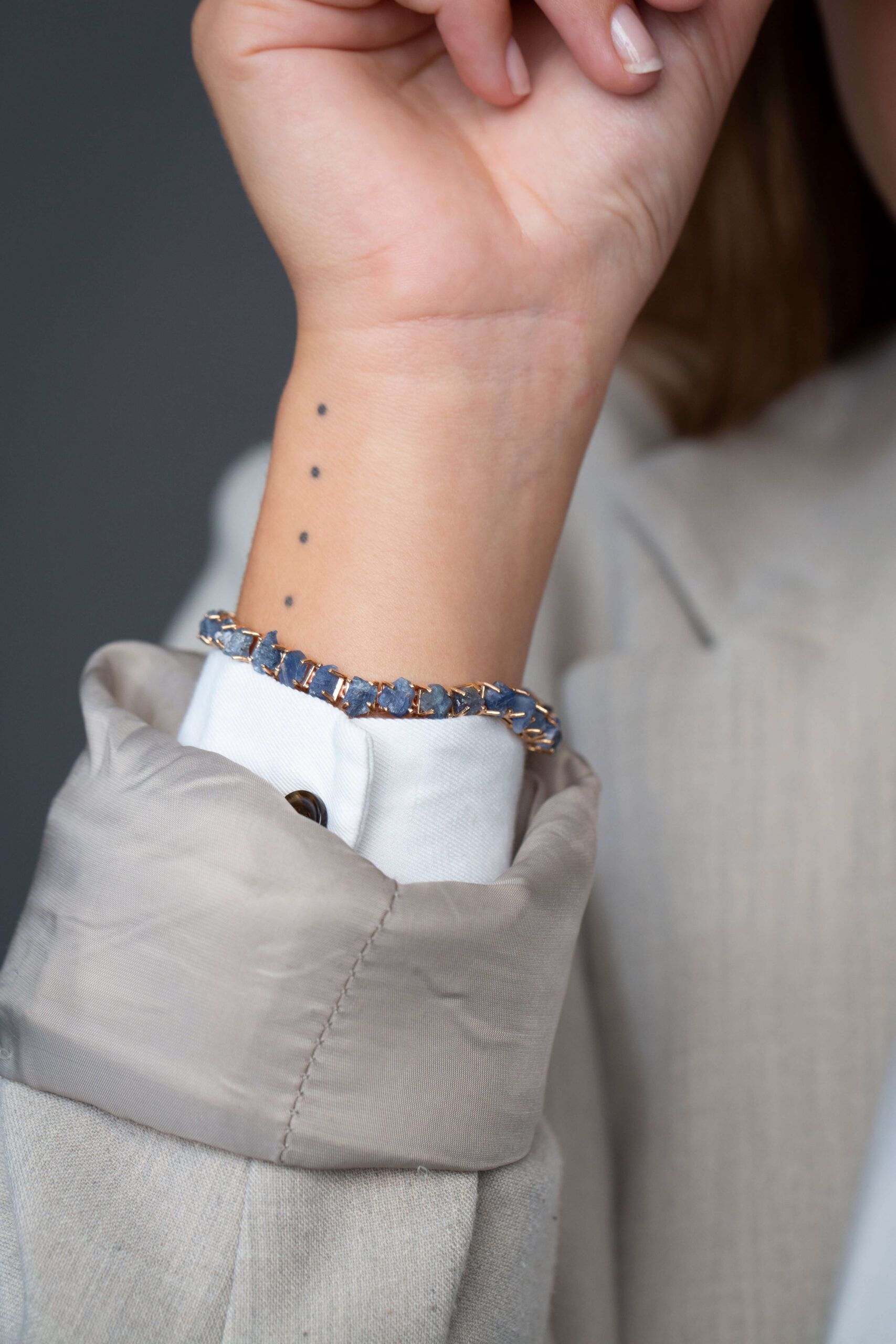 Blue sapphire bracelet in rose gold - Image 3