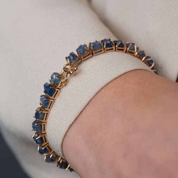Blue sapphire bracelet in yellow gold